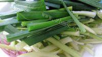 家常菜芹菜蒜子炒瘦肉做法图解2)