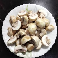 清爽白蘑菇扒油菜的做法图解二
