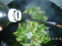 家常菜芹菜炒土豆做法图解9)
