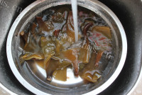 美味的泥碗海带蒸肉做法图解2)
