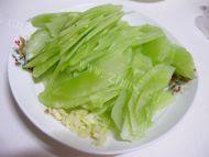香气逼人的清炒莴笋做法图解2)