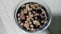 色泽鲜亮的黑豆豆浆做法图解2)