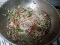 家常的金针菇炒肉丝做法图解10)