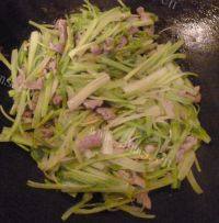 家常菜肉片炒芹菜