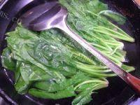家常菜虾皮炒菠菜做法图解2)
