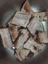 诱人的排骨炖豆角做法图解1)
