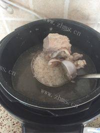 美味早餐咸骨粥做法图解4)