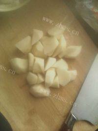 美味的土豆炖鸡翅根做法图解4)
