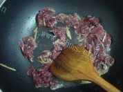 下饭的芦笋炒牛肉做法图解4)