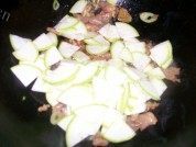 家常西葫芦炒肉做法图解5)
