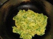 自制芹菜叶薄饼做法图解2)