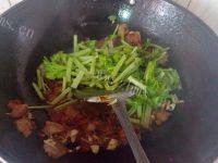 色泽不错的芹菜炒腊肉做法图解10)