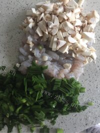 妈妈最爱的虾仁炒饭做法图解2)