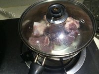 美味的玉米龙骨汤做法图解2)