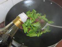 养颜的荷兰豆炒腊肠做法图解8)