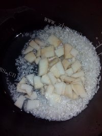 美味的淮山瘦肉粥做法图解2)