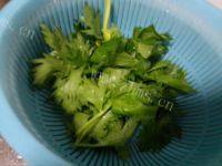 诱人的芹菜花生米做法图解2)
