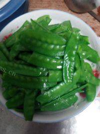美味的蒜蓉荷兰豆做法图解1)