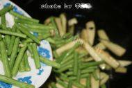 家常菜长豆角炒茄子做法图解7)