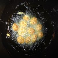 美味的炸肉丸做法图解4)