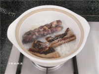 美味的腊味煲仔饭做法图解13)