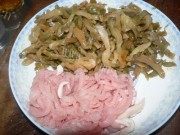 美味的榨菜炒肉丝做法图解4)
