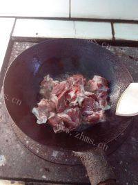 家有大厨之土豆炖牛肉做法图解4)