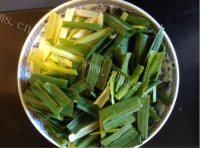 美味的蒜苗炒腊肉做法图解2)
