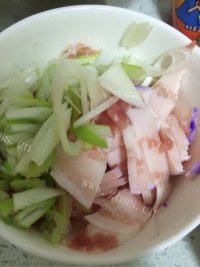 美味的菜花炒肉做法图解2)
