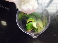 自制牛油果奶昔做法图解4)