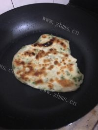 回味无穷的葱花饼做法图解8)