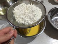 自制草莓纸杯蛋糕做法图解4)