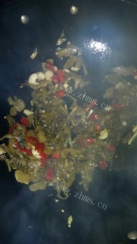 家常菜酸菜炒肥肠做法图解5)