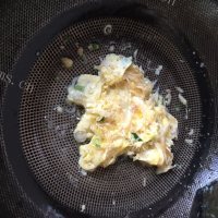美味的银鱼炒蛋做法图解3)