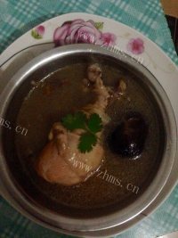 美味鱼胶鸡腿汤做法图解4)