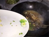 妈妈最爱的红烧鲫鱼做法图解9)