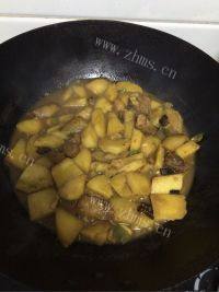 下饭的土豆炖肉做法图解6)