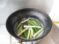 香喷喷的白灼秋葵做法图解5)