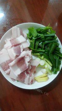 家常菜泡菜炒五花肉做法图解1)