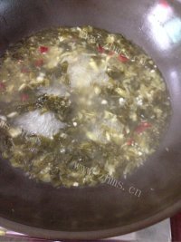 美味麻辣酸菜鱼头做法图解4)