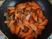 胡萝卜烧肉做法图解7)