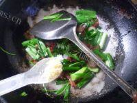 家常菜大蒜炒腊肉做法图解7)