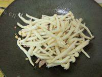 家常菜肉炒海鲜菇做法图解5)