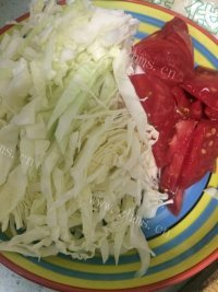 家常卷心菜炒肉做法图解3)