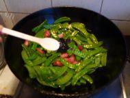 「DIY美食」荷兰豆炒腊肠做法图解5)