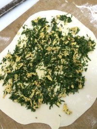 美味的韭菜鸡蛋菜卷做法图解9)