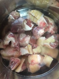 美味的家常卤猪脚做法图解1)
