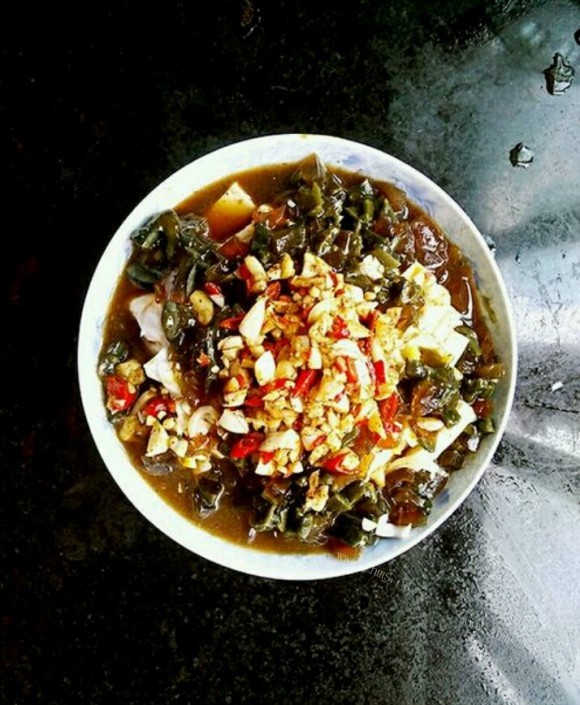 色泽鲜亮的皮蛋拌豆腐
