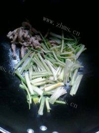 家常菜芹菜炒肉丝做法图解5)