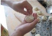 美味的韭菜馅包子做法图解9)